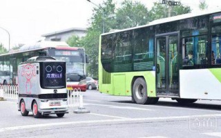 京东自动驾驶配送机器人现身北京街头