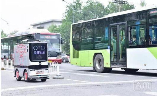 京东自动驾驶配送机器人现身北京街头